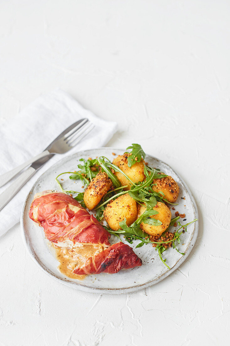 Hähnchenbrust mit Parmaschinken, Kartoffeln und Rucola