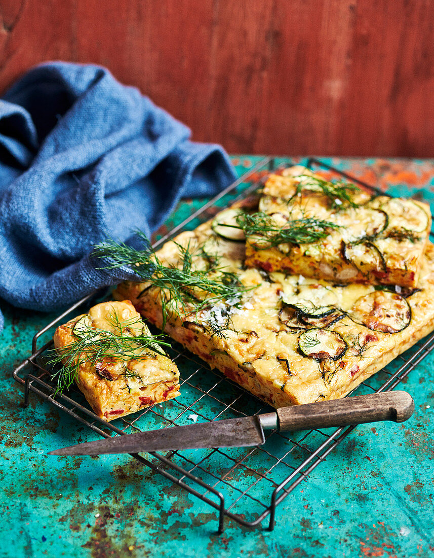 Karotten-Zucchini-Quiche, angeschnitten