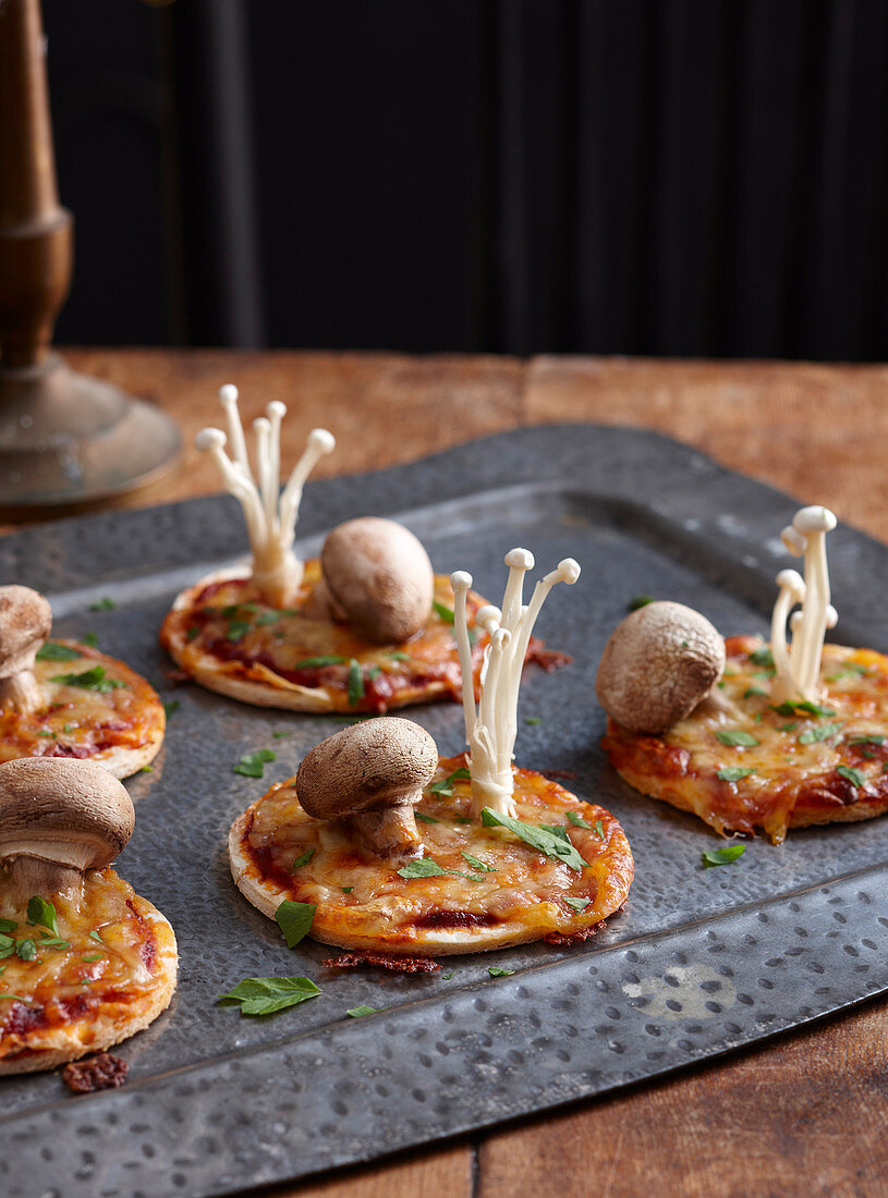 Gesundes Halloween: Minipizzen mit Pilzen