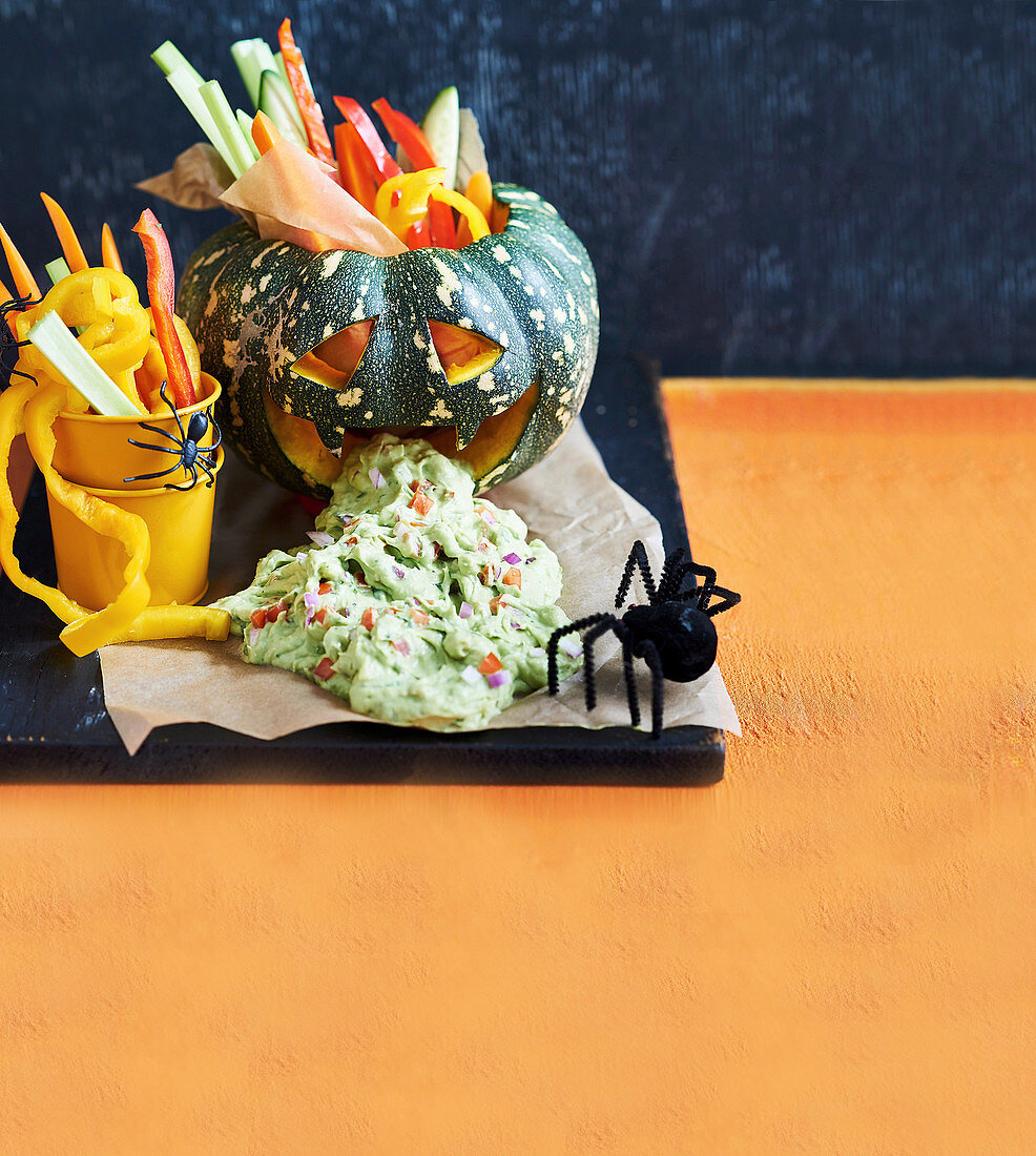 Gesundes Halloween: Guacamole mit geschnitztem Kürbis