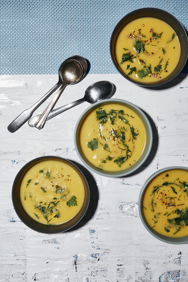 Kartoffelsuppe mit Möhren und Knollensellerie