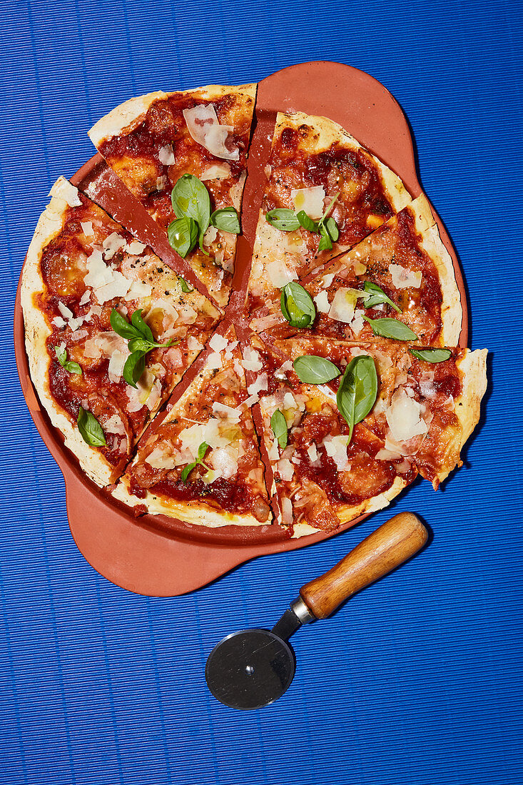 Pizza Wahnsinn mit Tomatensauce und Basilikum