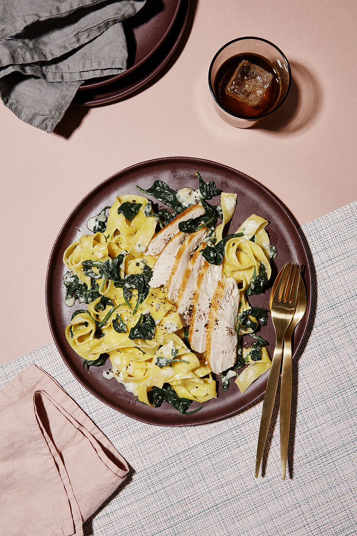 Hähnchenbrust mit Spinat-Gorgonzola-Pappardelle