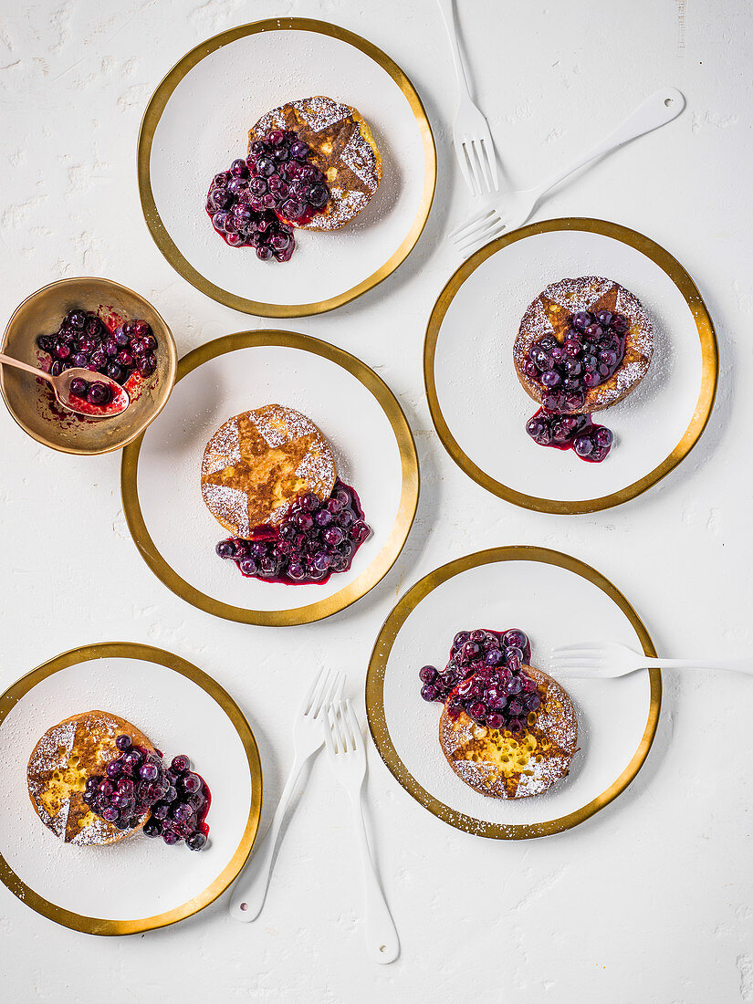 Pandoro-French-Toasts mit Salbei-Blaubeerkompott