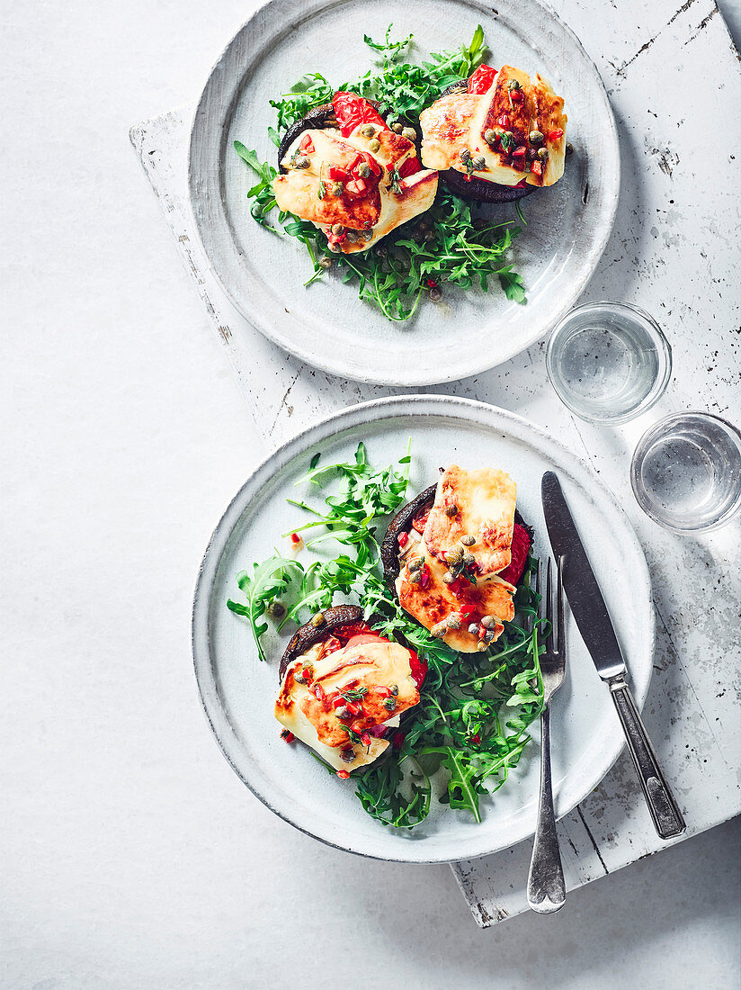 Pilze mit Halloumi, Knoblauch und Kapern auf Rucola