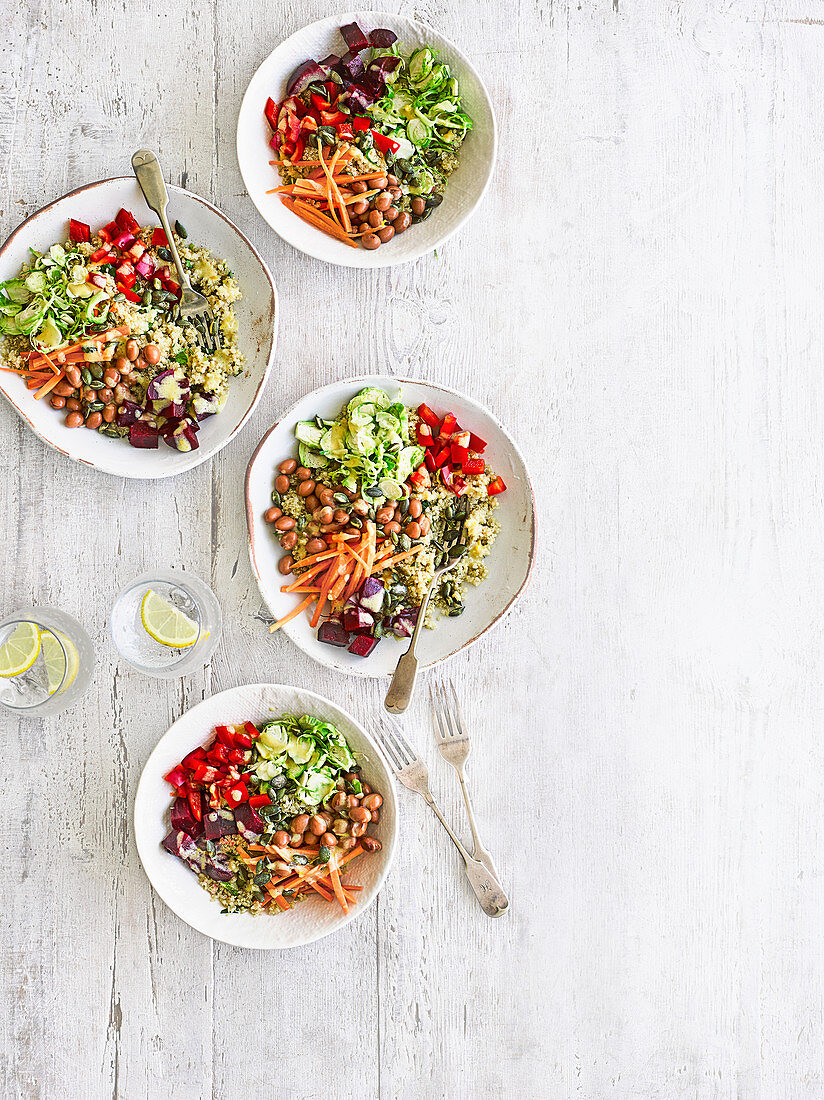 Buddha Bowls mit Rosenkohl, Rote-Bete, Paprika und Karotten