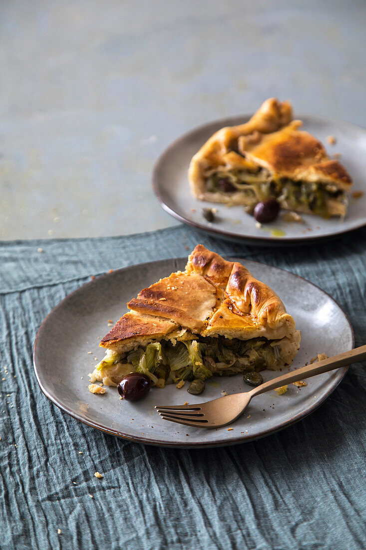 Endivien-Kuchen mit Kapern und Oliven