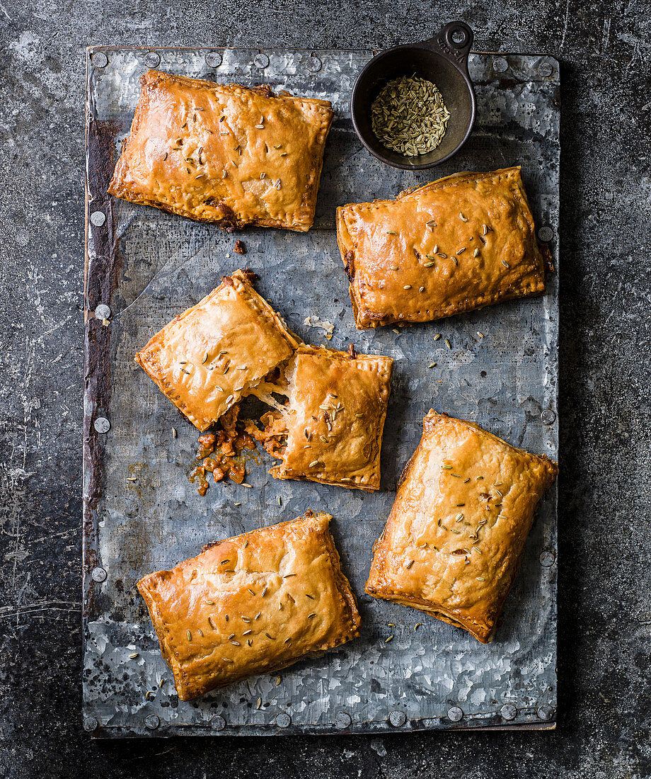 Hand Pies gefüllt mit Fenchel, Wurst, Tomaten und Mozzarella