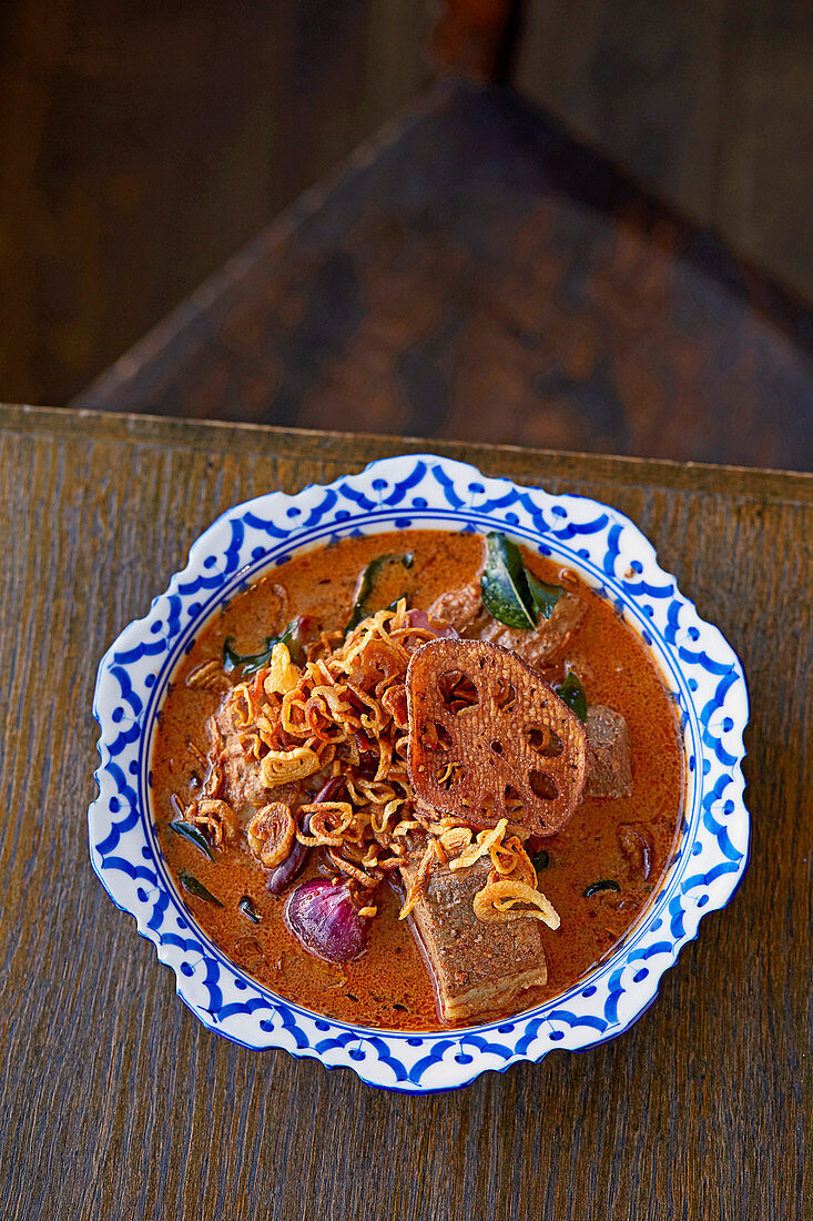 Beef brisket with massaman curry and deep-fried lotus root (India)