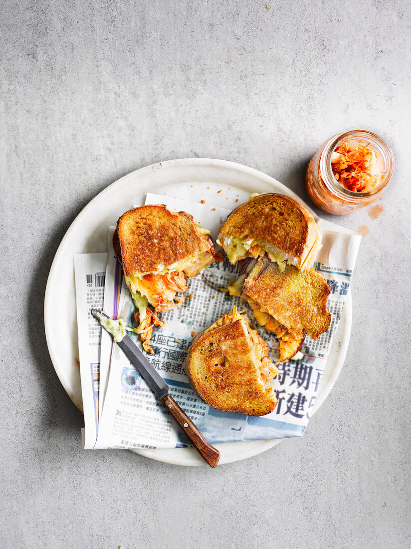 Gegrillte Toasties mit Käse und Kimchi (Asien)