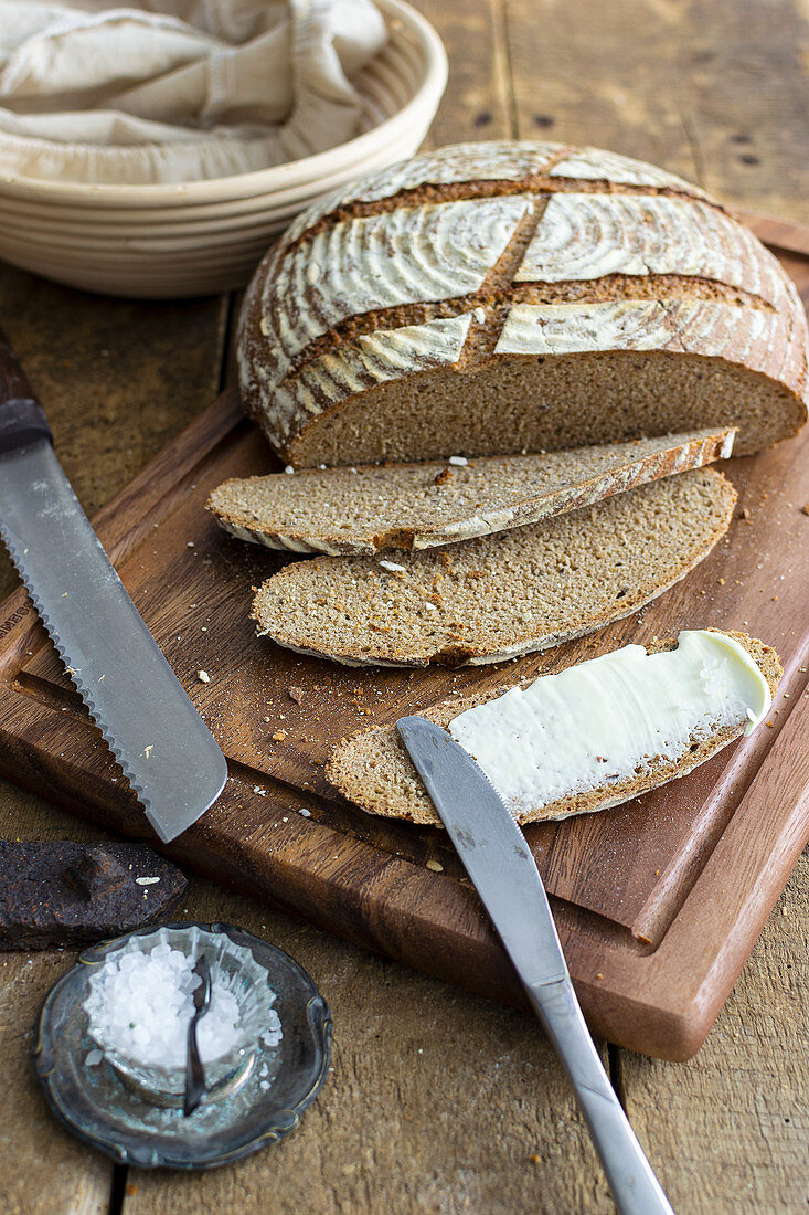 Selbstgebackenes Brot mit Butter und Salz