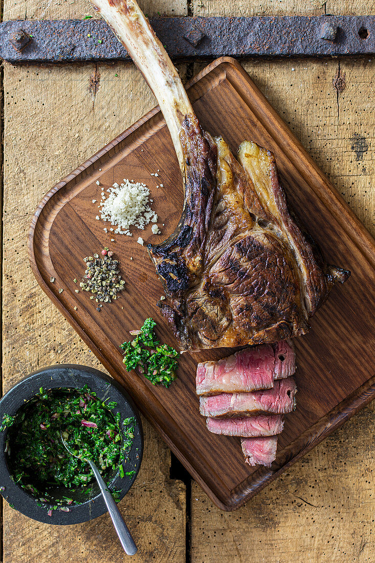 Gegrilltes Tomahawk Steak mit Chimichurri