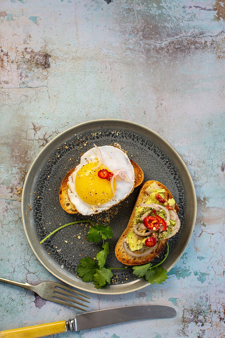 Avocado crostini with Dukkah, chilli and coriander - Crostini with fried duck egg