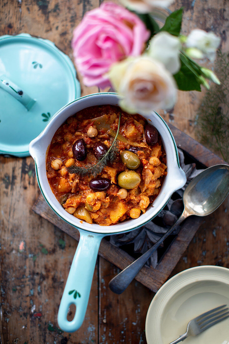 Vegetarischer Kicherbohneneintopf mit Fenchel, Oliven und Harissa