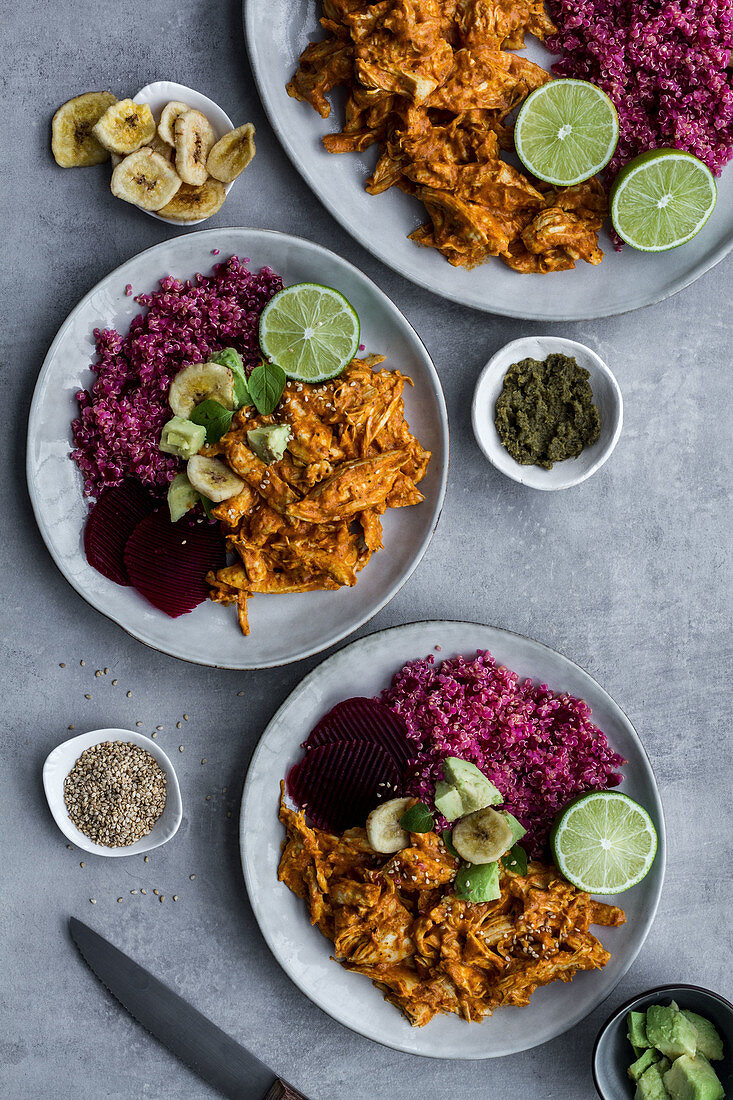 Rotes Quinoa mit Hähnchencurry, Rote-Bete und Bananenchips