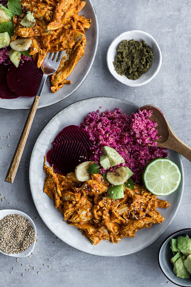 Rotes Quinoa mit Hähnchencurry, Rote-Bete und Bananenchips