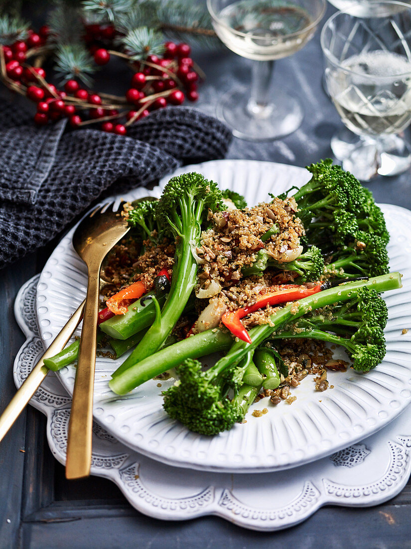 Knoblauch-Broccolini mit Chili, Quinoa und Semmelbröseln