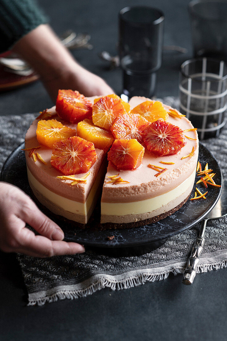 Schichttorte mit zweierlei Mousse au chocolat und Orangencreme