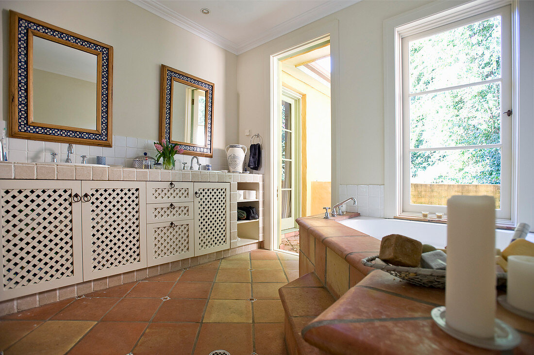 Badezimmer im Landhaustil mit Terrakottafliesenboden