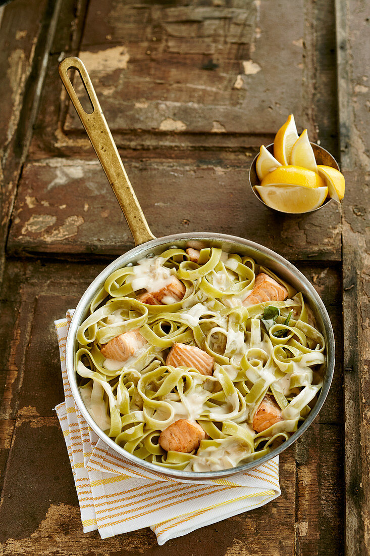 Green tagliatelle with salmon and cheese sauce