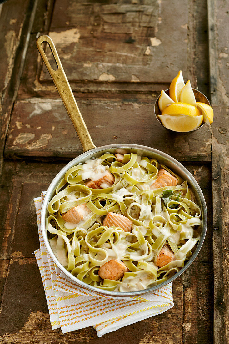 Grüne Tagliatelle mit Lachs und Käsesauce