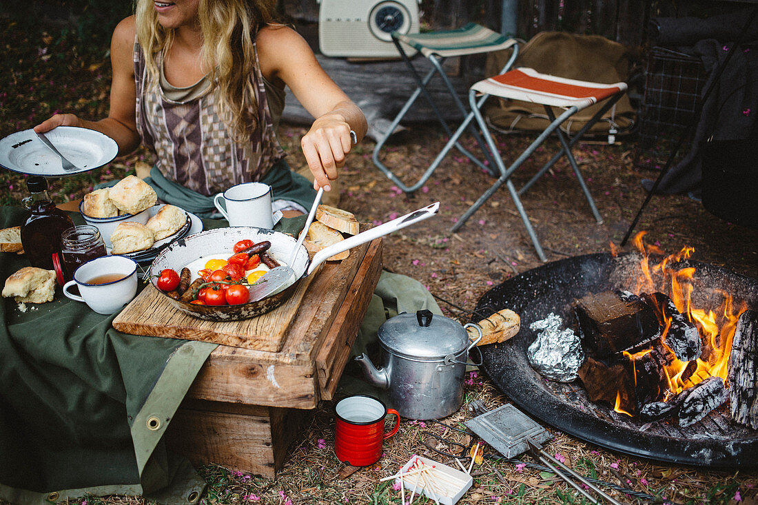 Camping-Frühstück vom Lagerfeuer