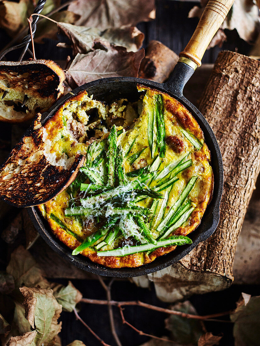 Spargelfrittata mit Wurst und Brot vom Lagerfeuer