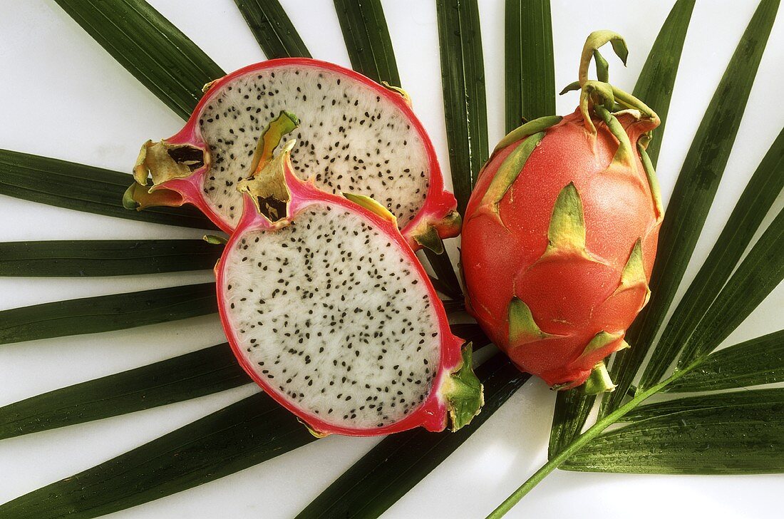 Rote Pitahaya (Drachenfrucht) mit weißem Fruchtfleisch