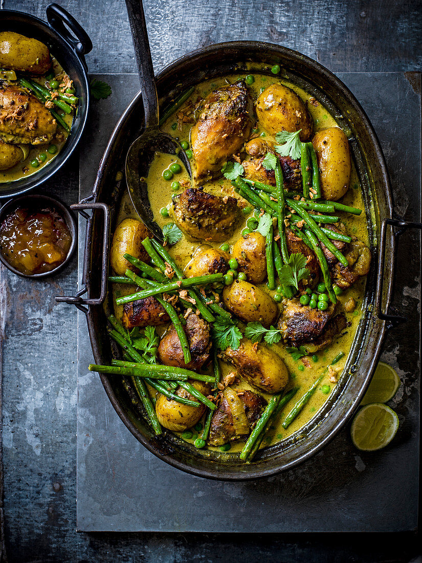 Chicken curry with potatoes and green beans (India)