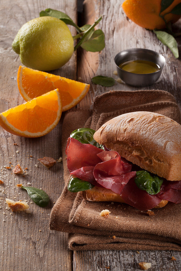 Bresaola-Brötchen mit Spinat