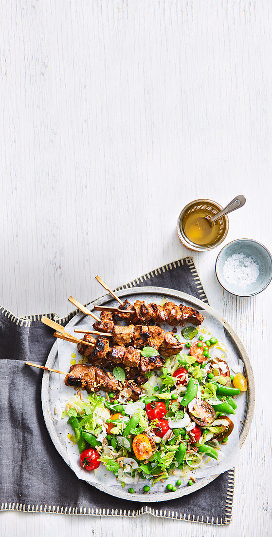 Indisch gewürzte Lammspiesse mit Erbsen-Kokosnuss-Salat