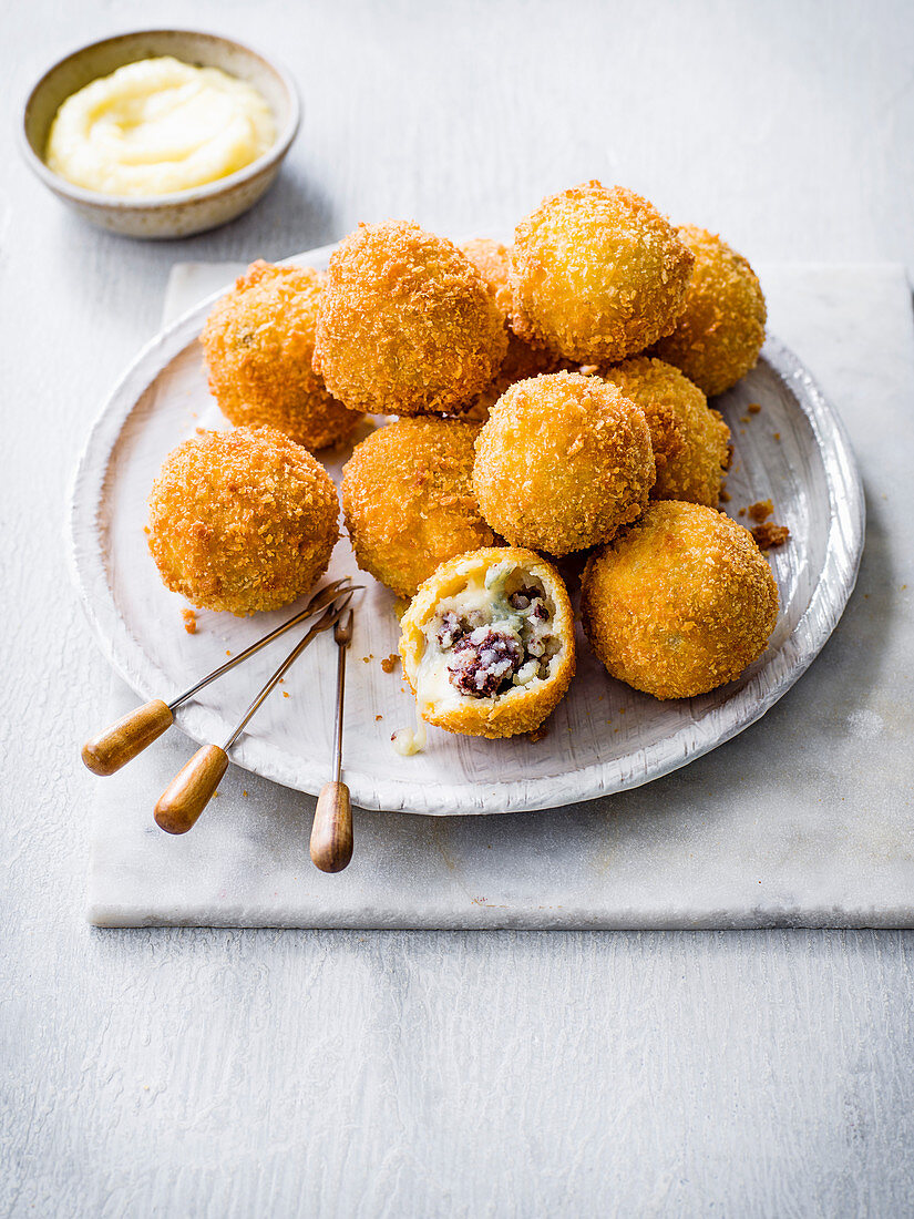 Geräucherte Blutwurstkroketten mit Apfelsauce