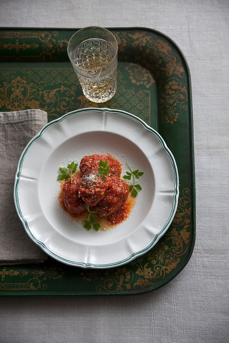 Weissbrotklösse in Tomatensauce