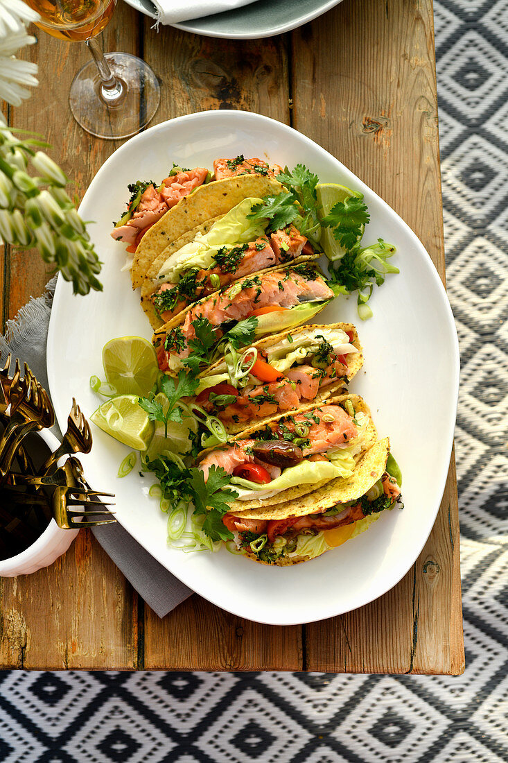 Lachs-Tacos mit Koriandergrün und Frühlingszwiebeln