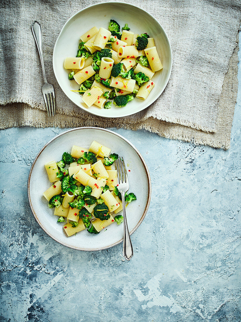 Rigatoni broccoli with lemon and chilli