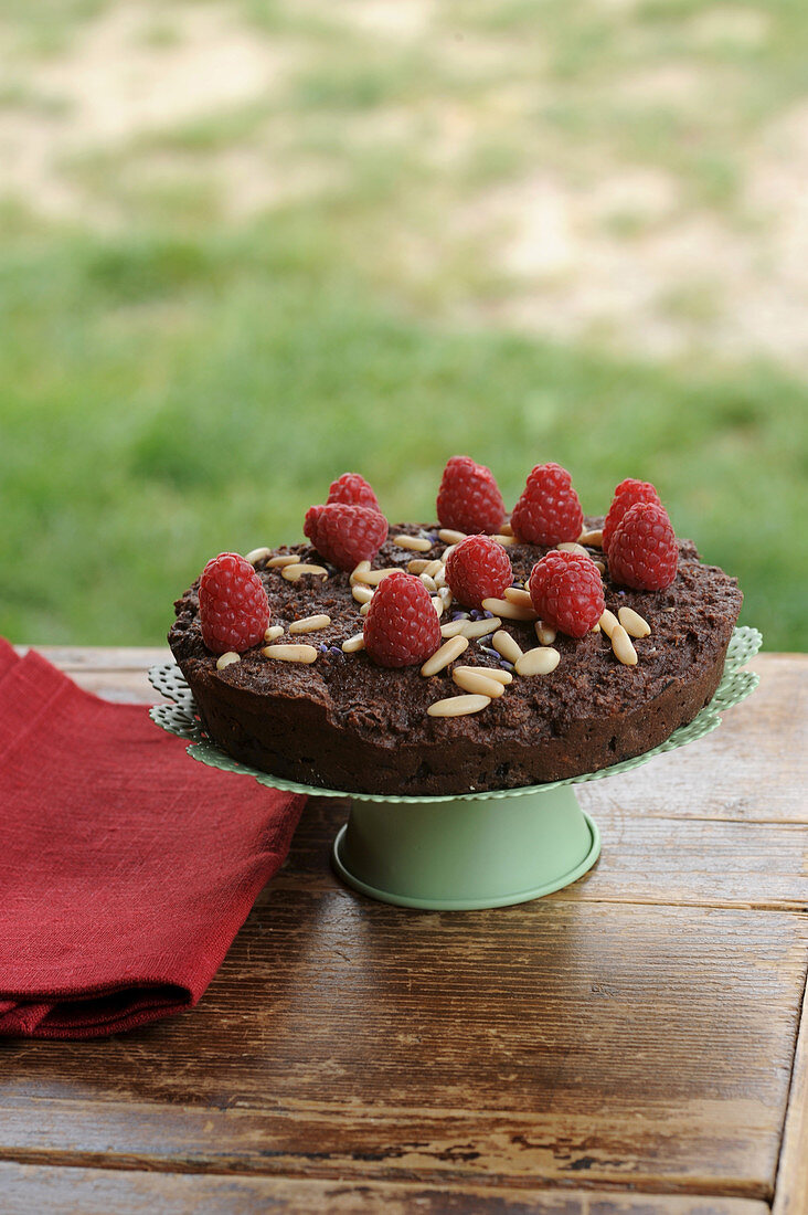 Brotkuchen mit Lavendelblüten und Himbeeren