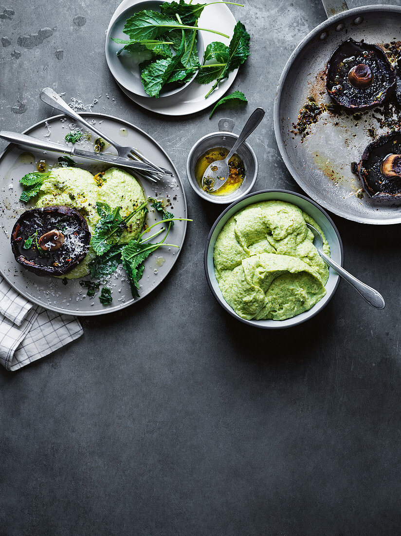 Gebratene Champignons mit Parmesan und grüner Polenta