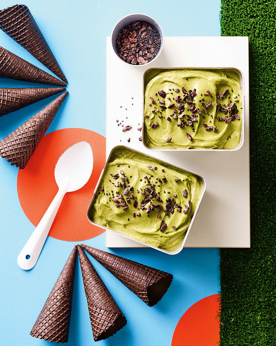 Matcha-Eis mit schwarzem Sesamcrunch