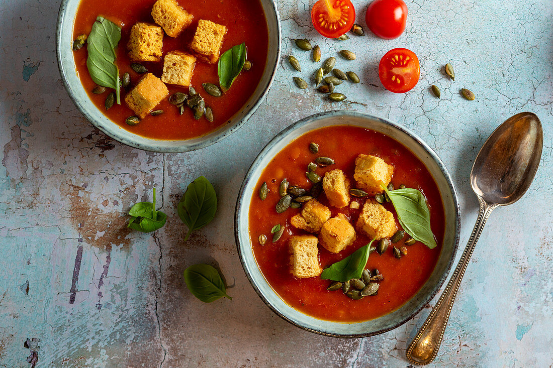 Vegane Tomaten-Linsen-Suppe mit Croûtons, Kürbiskernen und Basilikum
