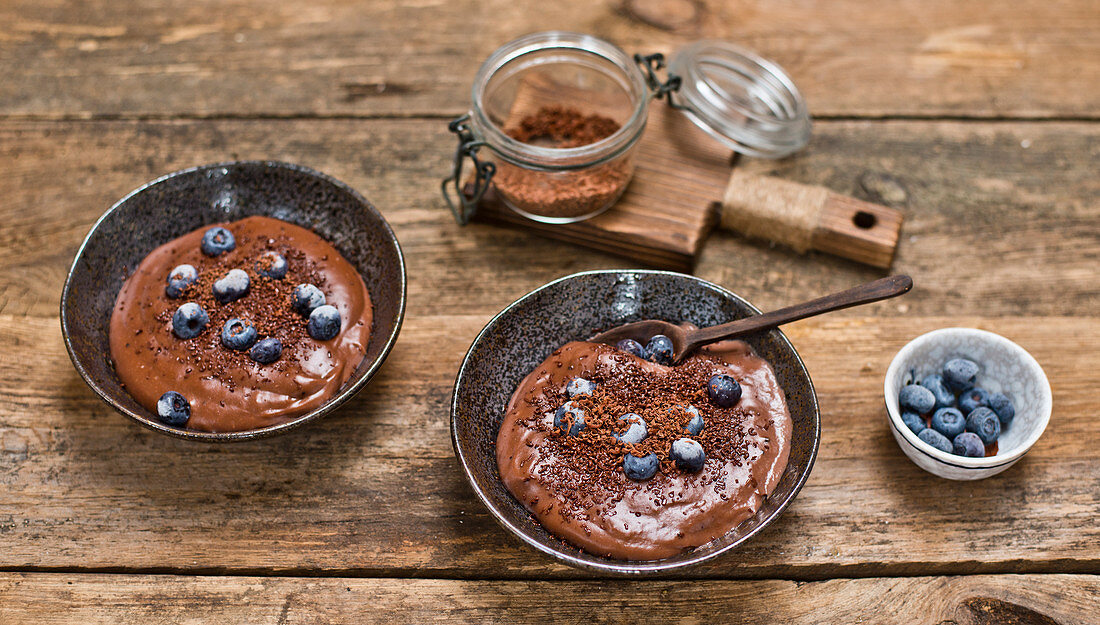 Hausgemachter Schokoladenpudding mit Heidelbeeren