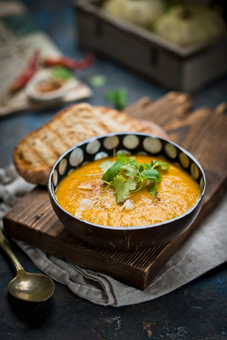 Kürbissuppe mit Mango und Koriandergrün