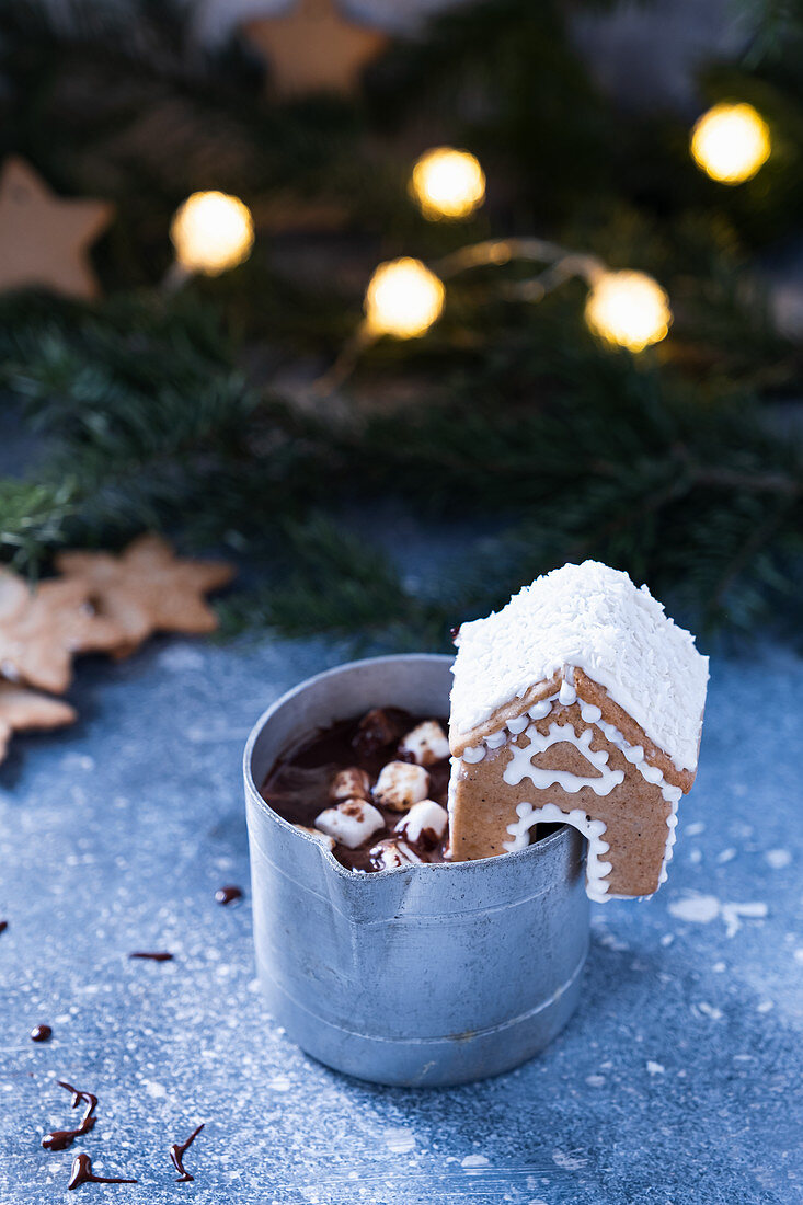 Lebkuchenhaus auf Kakaobecher mit Marshmallows
