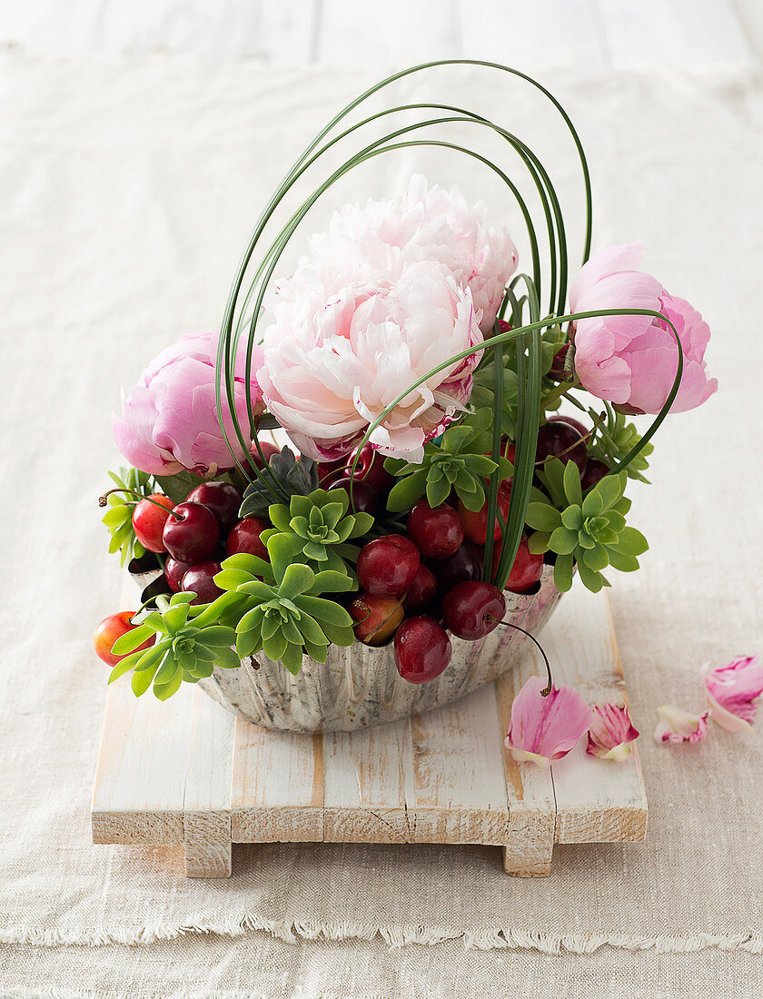 DIY-Blumenkörbchen mit Pfingstrosen, Kirschen und Echeverien