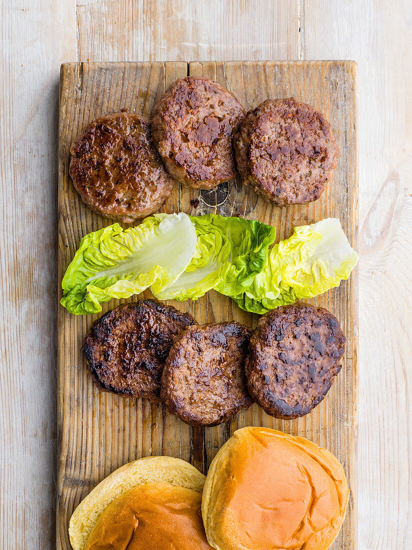 Frikadellen und Hamburgerbrötchen