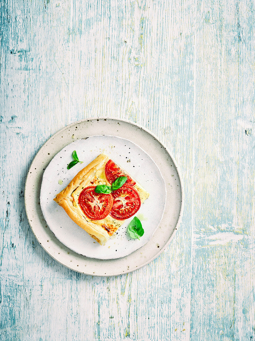 Ein Stück Tomatentarte mit Basilikum