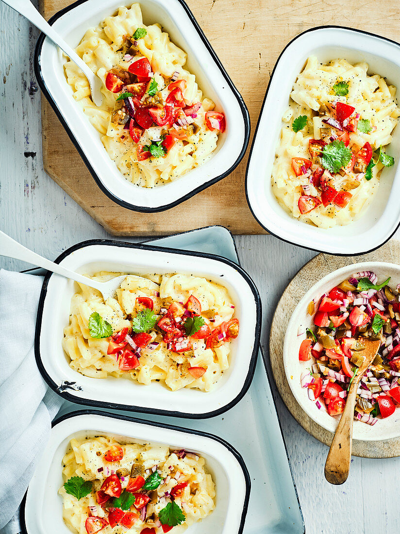 One Pan Mac And Cheese mit Salsa-Topping