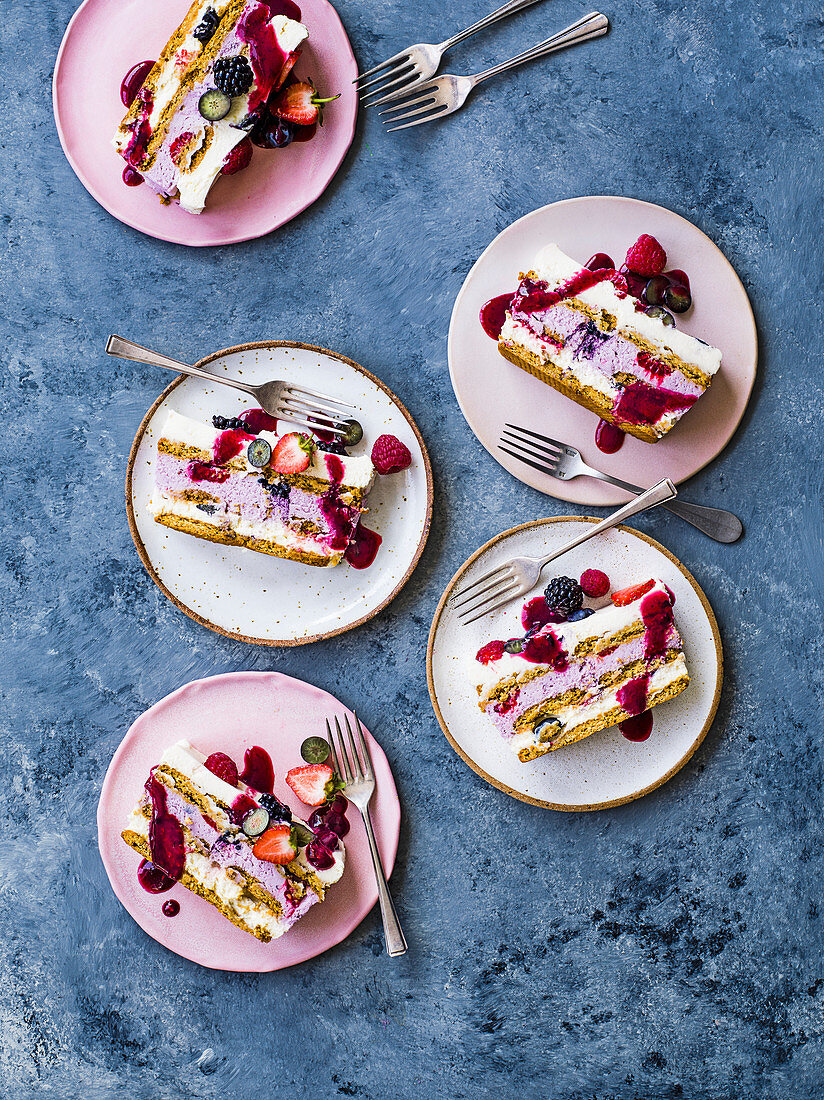 Kühlschranktorte mit Sommerbeeren