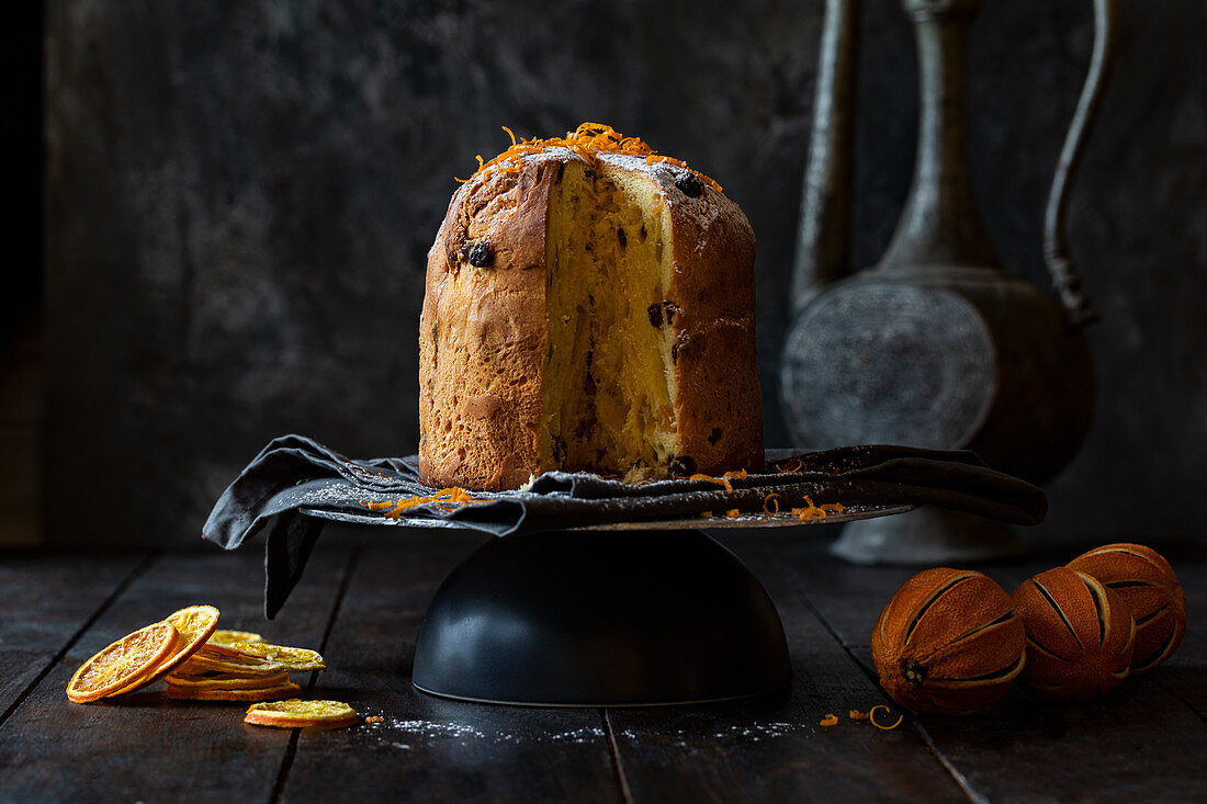 Panettone mit Sultaninen und Orange