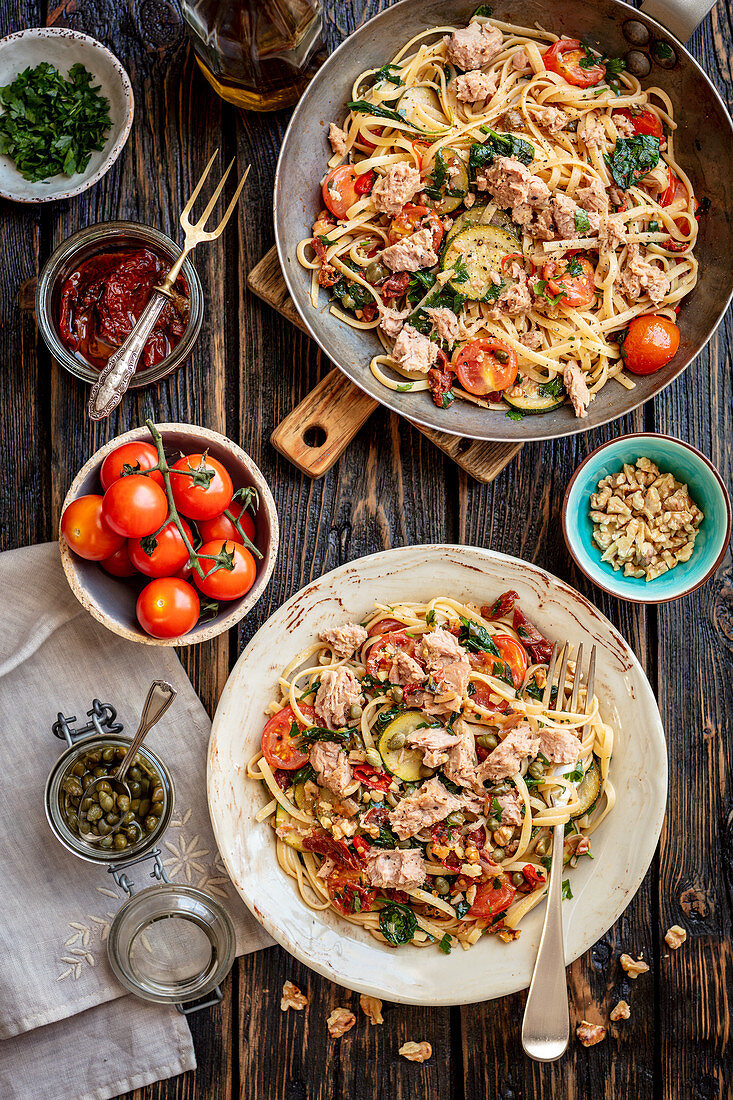 Linguine with tuna, courgette, tomatoes and capers
