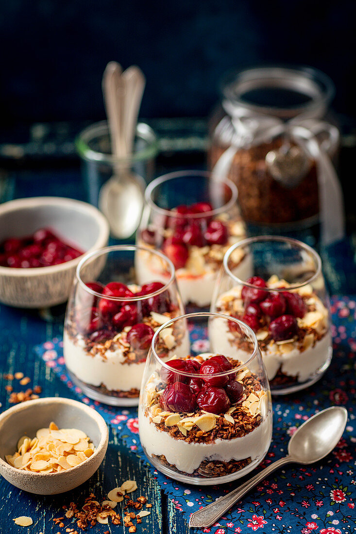 Joghurtmousse mit Schokoladenmüsli und Kirschen